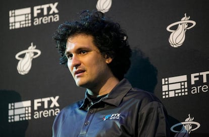 Sam Bankman-Fried atendiendo una rueda de prensa en 2021 en ropa deportiva.