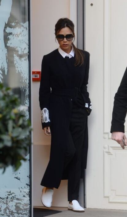 Victoria Beckham saliendo de su tienda en Londres.