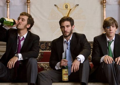 Raúl Arévalo, Quim Gutiérrez y Adrián Lastra en 'Primos' (2011), una película en la que unos cuantos adultos deciden refugiarse en su adolescencia.