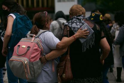 Dos mujeres se abrazan luego de evacuar un edificio en el centro de Ciudad de México, momentos después del sismo.
