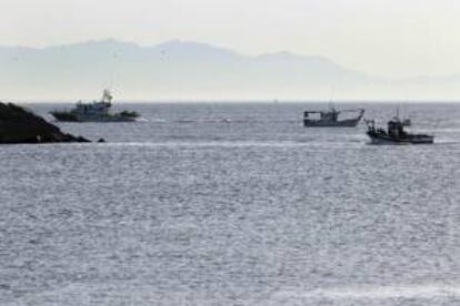 El pesquero "Divina Providencia" (d) escoltado por la Guardia Civil, esta mañana, 16 de agosto de 2012, en aguas cercanas al Peñón de Gibraltar.