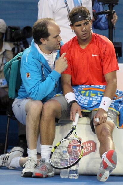 Rafael Nadal descansa durante el partido ante Ferrer