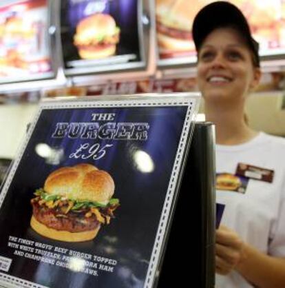 Las protestas se enmarcan dentro de la campaña "Fast Food Forward" ("Adelante con la comida rápida"), que exige el aumento del salario mínimo de los trabajadores de cadenas como McDonald's, Burger King, KFC y Taco Bell. EFE/Archivo
