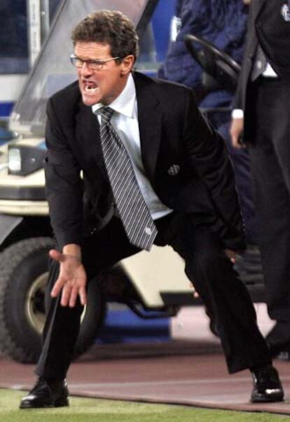 Capello da órdenes durante un partido del Juventus.