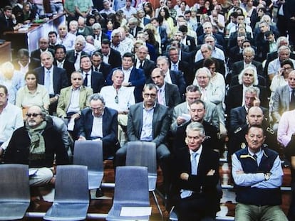 A photograph taken of a monitor screen outside the Málaga courtroom as the defendants prepared to hear the sentence. Former Marbella Mayor Julián Muñoz is second from the right in the front row, next to Juan Antonio Roca (head bowed),