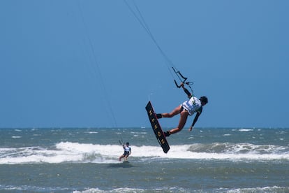 La brasileña Bruna Kajiya, en el campeonato mundial de kitesurf, celebrado esta semana en Colombia.