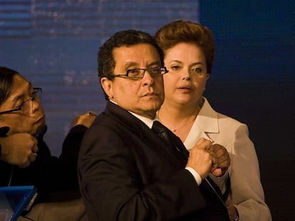 João Santana (en el centro) y Dilma Rousseff en 2010.