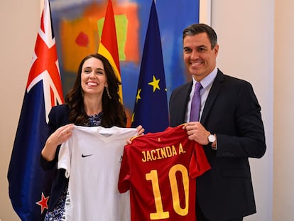 Jacinda Ardern y Pedro Sánchez intercambian camisetas de las selecciones nacionales de fútbol de Nueva Zelanda y España, este martes tras su reunión.