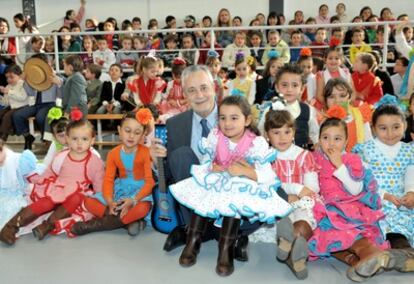 Griñán celebra en un colegio de Chucena el Día de Andalucía.