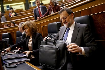 Mariano Rajoy y Soraya Sáenz de Santamaría se preparan antes del comienzo del debate.