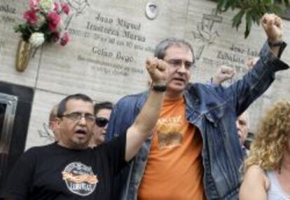 Uno de los hermanos del miembro de ETA, Jon Paredes &quot;Txiki&quot;, (izda), fusilado junto con el tambi&eacute;n militante de ETA Angel Otaegi el 27 de septiembre de 1975 en el cementerio de Zarautz, en un acto de homenaje a los fallecidos. 