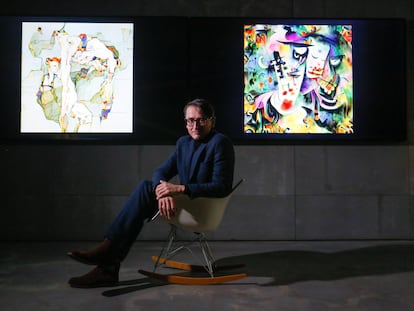 El artista Mario Klingemann, junto a las obras creadas por el artista-robot en el espacio de la  Colección Solo de Madrid.