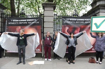 Activistas proabortistas intentan tapar carteles en contra la interrupción del embarazo a las puertas del Parlamento irlandés, días antes de celebrarse un referéndum sobre la reforma de la ley del aborto, en Dublin (Irlanda).