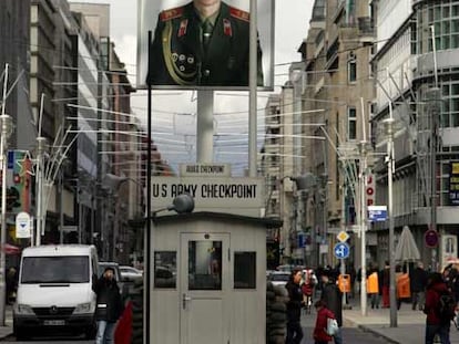 La reproducción del Checkpoint Charlie es uno de los lugares más visitados por los turistas que acuden a Berlín.