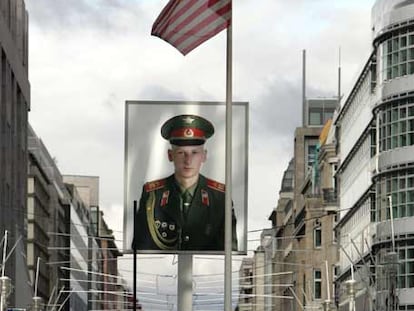 La reproducción del Checkpoint Charlie es uno de los lugares más visitados por los turistas que acuden a Berlín.