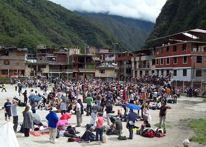 Un grupo de turistas extranjeros espera su evacuación en Aguas Calientes, el pueblo cercano a la ciudadela inca de Machu Picchu