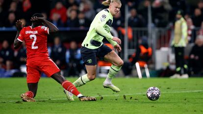 Haaland se marcha de Upamecano antes de marcar el primer gol del City en Múnich esta noche.