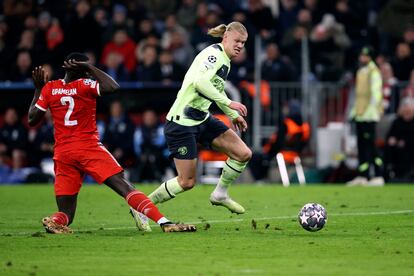 Haaland se marcha de Upamecano antes de marcar el primer gol del City en Múnich esta noche.