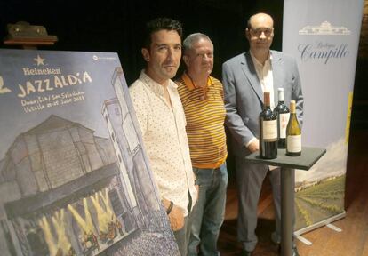 El cocinero Eneko Atxa, Miguel Martín (Jazzaldia) y Gerardo Alonso, de Bodegas Campillo, este lunes en San Sebastián.