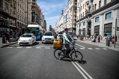 Un repartidor en la Gran Vía de Madrid, en abril de 2023.
