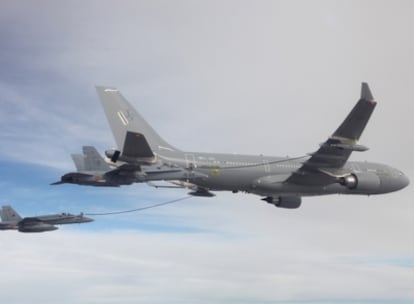 Un avión cisterna Airbus A330 MRTT ensaya el repostaje simultáneo en vuelo de dos cazas F-18 de la fuerza aérea española, en 2009.