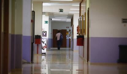 Un hombre pasea por la facultad de psicología de la Universidad Complutense de Madrid este jueves.