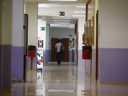 Un hombre pasea por la facultad de psicología de la Universidad Complutense de Madrid este jueves.