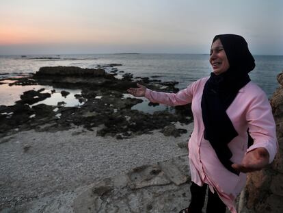 Una mujer libanesa llora por la desaparición de su hijo en el mar en la costa de Trípoli (Líbano), el 17 de septiembre de 2020.