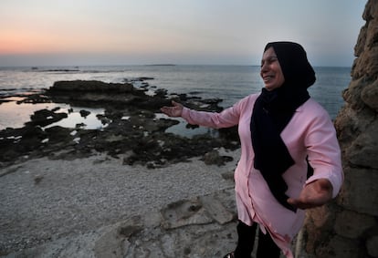 Una mujer libanesa llora por la desaparición de su hijo en el mar en la costa de Trípoli (Líbano), el 17 de septiembre de 2020.