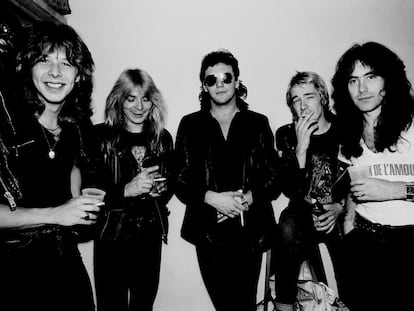 O Iron Maiden antes de um show em Illinois, Estados Unidos, em 26 de junho de 1981. Da esquerda para a direita, Clive Burr (bateria), Dave Murray (guitarra), Paul Di’Anno (voz), Adrian Smith (guitarra) e Steve Harris (baixo).