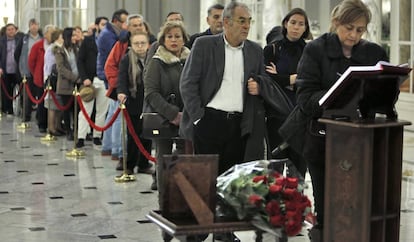 Numerosos ciudadanos están depositando fotografías y ramos de flores ante la fachada principal del Ayuntamiento de Valencia y la casa de la exprimera edil de la ciudad, Rita Barberá, desde que a primera hora del miércoles se conociera su fallecimiento, ocurrido cuando se encontraba en un hotel de Madrid como consecuencia de un infarto.