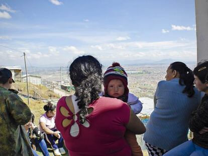 Un grupo de desplazados, en Soacha, ante Bogotá.