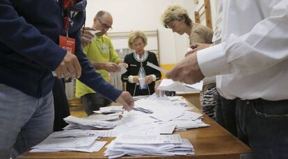 Recuento de votos en un colegio electoral de San Sebastián.