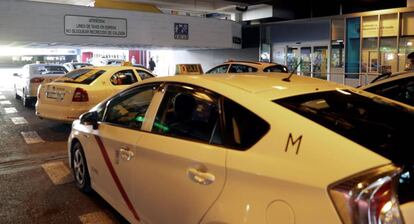 Decenas de taxis en la estación de Chamartín este lunes durante la huelga del sector.