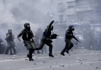 La policía antimotines disparó gases lacrimógenos y balas de goma contra los opositores, una imagen que no se veía desde hace 15 años en Argentina.
