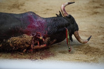 La sangre del toro tiñe la arena del ruedo de la Monumental de Pamplona, en la primera corrida de San Fermín 2018.