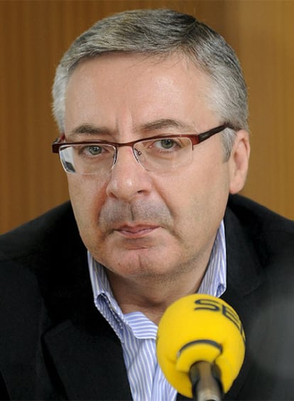 El ministro de Fomento, José Blanco, durante una entrevista en la cadena Ser