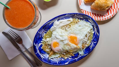 Chilaquiles verdes con huevo