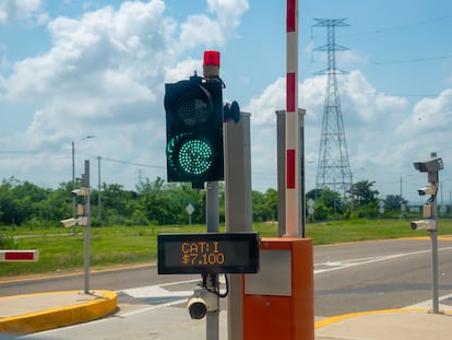 Una semáforo permite el paso tras el pago de un peaje.