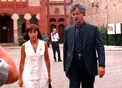 Josep Tarradellas hijo y su esposa, ayer su llegada a la capilla ardiente.