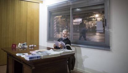 Antonio Martínez, presidente de la Asociacion de Vecinos de Ciutat Vella, en la sede de El Raval.