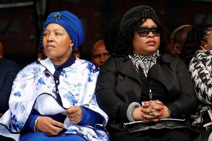 Las hijas de Winnie Mandela, Zenani (i) y Zindzi (d) durante la ceremonia conmemorativa por su madre en el estradio de Orlando en Soweto, el 11 de abril de 2018.