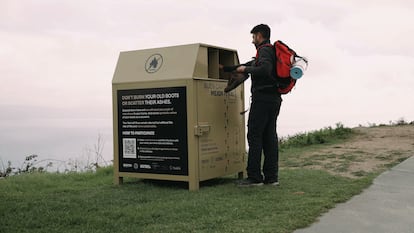 En contenedor de ropa instalado por el Concello de Fisterra y la Asociación de Fabricantes de Calzado y Afines de Zaragoza.