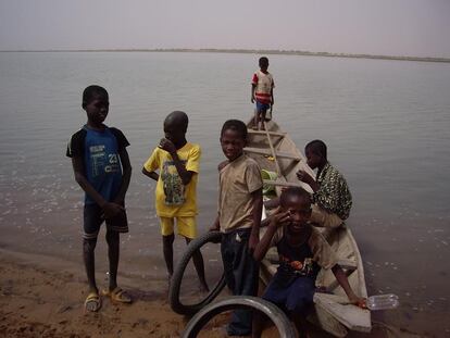 Siguiendo el Níger (V): un barco entre los arrozales de Azawad