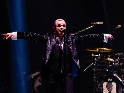 Dave Gahan, anoche en el inicio de concierto de Depeche Mode en el WiZink Center de Madrid.