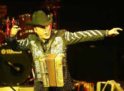 Jorge Hernández, cantante de Los Tigres del Norte, durante el concierto de anoche en Madrid.