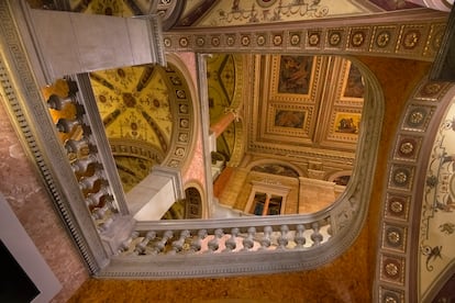 Casa de la Ópera Nacional de Budapest (Hungría). La preciosa y lujosa Ópera neorrenacentista húngara es uno de los edificios más bellos de Budapest. Situada cerca de la orilla del Danubio en la zona de Pest de la ciudad, el teatro abrió sus puertas en 1884 y exhibe uno de los interiores más elegantes de Europa. Es más que recomendable asistir a sus bailes, como la gala de Nochevieja o el prestigioso Opera Ball, todo un evento social, cuando el escenario y el auditorio se transforman en una gigantesca sala de baile que acoge a más de cien debutantes. 