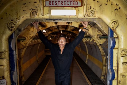 Aaron Moten, en uno de los pasillos del Vault de 'Fallout', en una visita al set de rodaje de la serie en Los Ángeles, California, en junio de 2026.