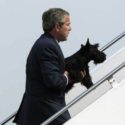 El presidente estadounidense George Bush, con su perro &#39;Barney&#39;.