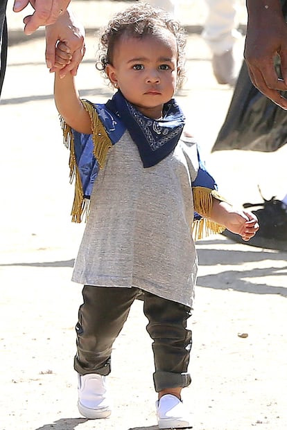 No hay tendencia a la que no se apunte. Si las bandanas vuelven a estar de moda, ahí está ella para llevarlas.